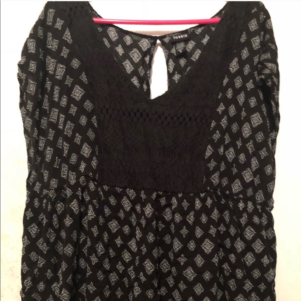 Torrid 4 flowy black & white blouse